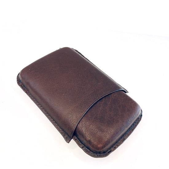 Load image into Gallery viewer, Artamis-Brown-Leather-Cigar-Case-CAS62-Closed
