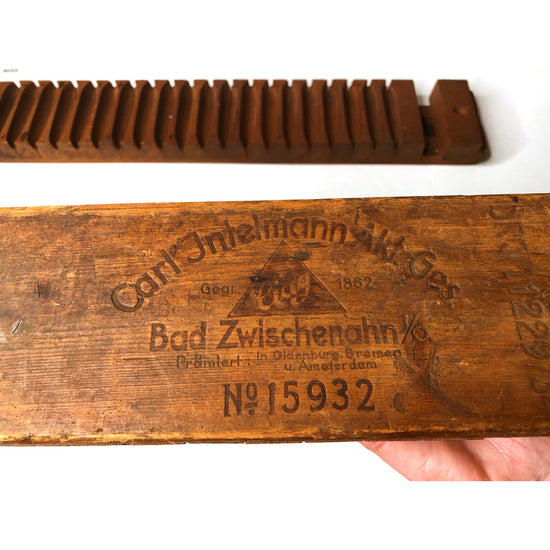 Load image into Gallery viewer, Antique cigar press or mold Carl Intelman Dutch or German origin 20 cigars
